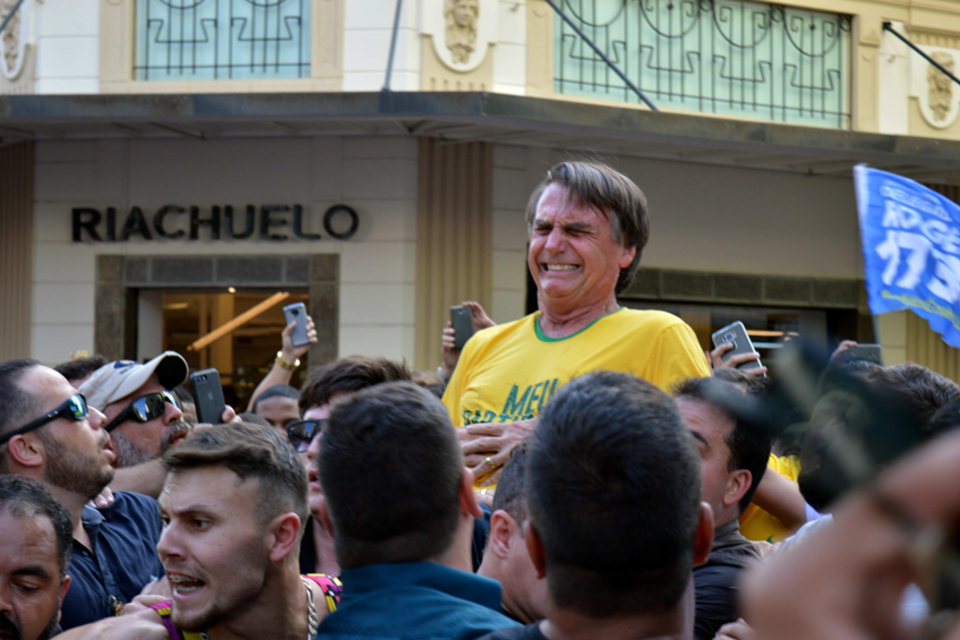 El candidato ultraderechista Jair Bolsonaro al momento de ser apuñalado durante un mitin hoy, jueves 6 de septiembre de 2018, en Juiz de Fora, estado de Minas Gerais (Brasil). (Fuente: EFE/Raysa Leite)