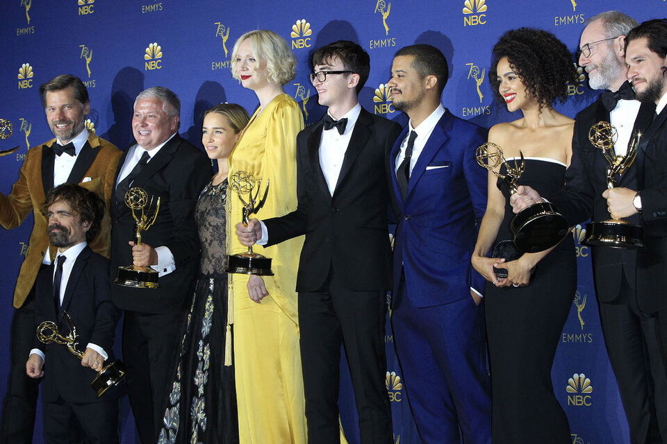El elenco de Game of Thrones, gran ganadora de la noche de los Emmy. (Fuente: EFE)