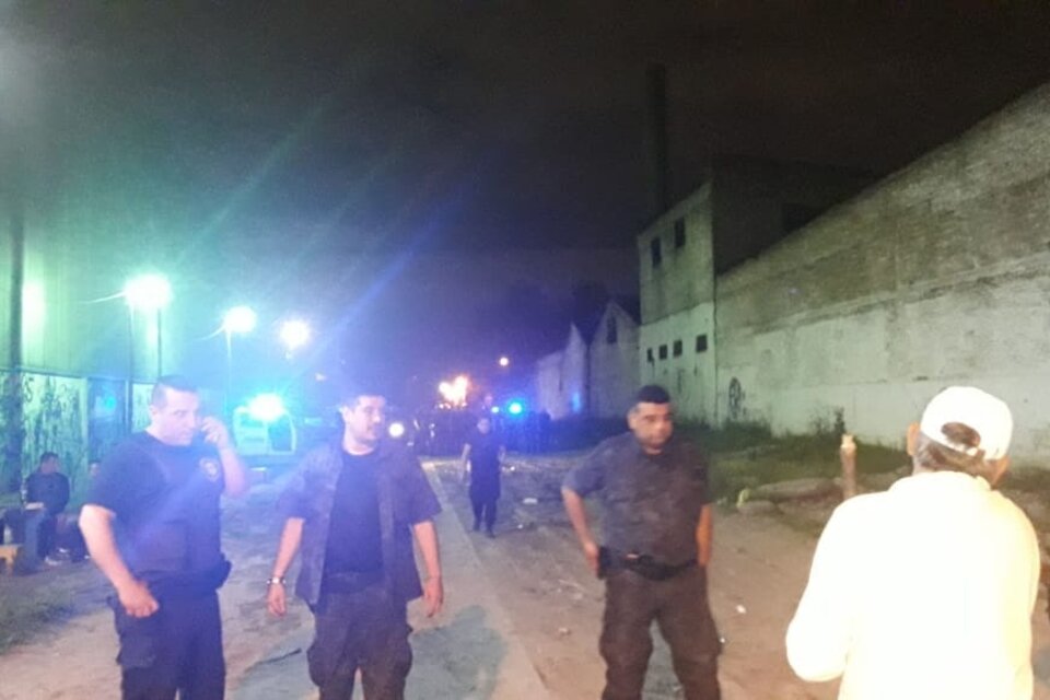 Los policías, a palos, gases y balas de goma, desalojaron a los vecinos del Barrio Pampa (Fuente: Vecinos del Barrio Pampa)