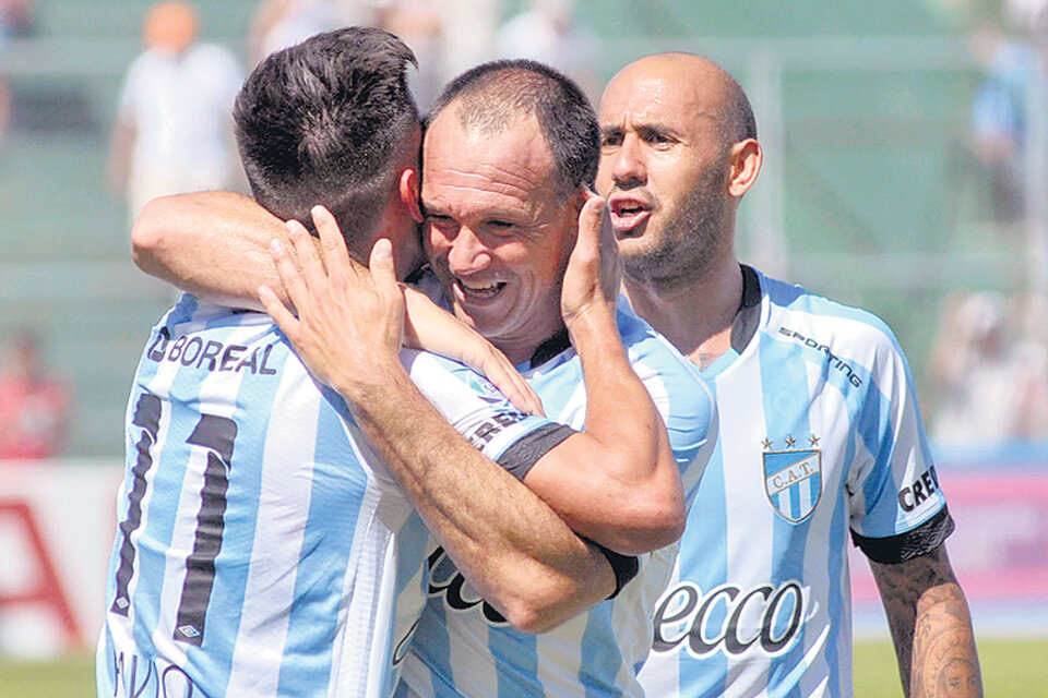 n Los jugadores de Atlético Tucumán se acercan para saludar a Matos (de frente) autor del tercer gol. (Fuente: NA)