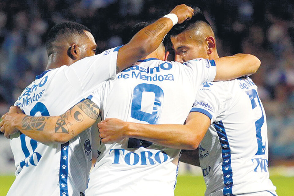 Avalos recibe las felicitaciones de sus compañeros luego de marcar el gol del triunfo para el Tomba. (Fuente: @ClubGodoyCruz)