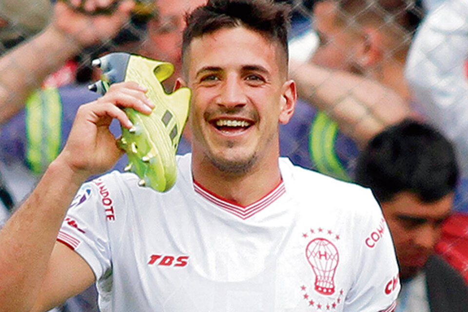 Mendoza festeja su gol, el segundo del Globo, en el quinto minuto del descuento. (Fuente: Fotobaires)
