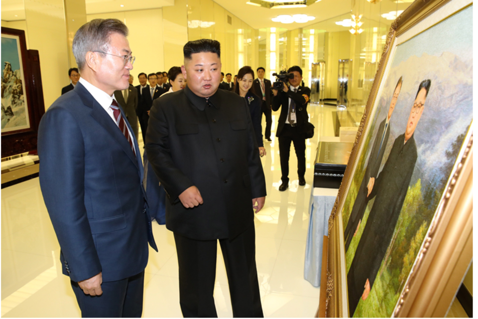 El presidente surcoreano, Moon Jae-in (i), y el líder norcoreano, Kim Jong-un (d), observan un cuadro de ellos mismos dándose la mano antes de un banquete de bienvenida en Pionyang (Corea del Norte). (Fuente: EFE/ Pyongyang Press Corps / Pool)