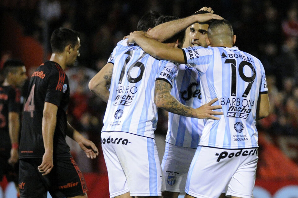 Los tucumanos abrazan a Matos, quien con un gran cabezazo puso el primero de Atlético en Rosario. (Fuente: Fotobaires)