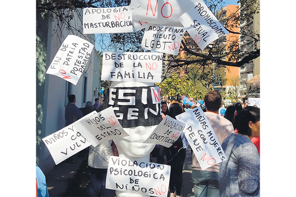 Abrazo del 7 de septiembre pasado al Ministerio de Educación tucumano contra la ESI (imagen de Twitter).