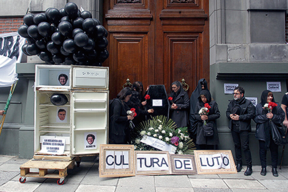 Los manifestantes instalaron un ataúd y una corona de flores en las puertas de la Secretaría de Cultura.