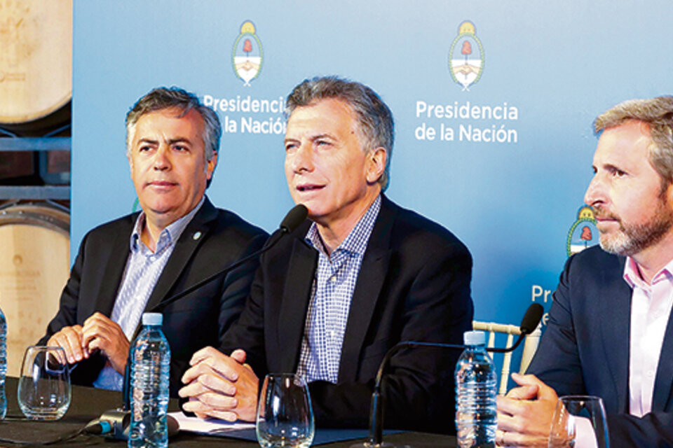 Macri brindó una conferencia de prensa junto al gobernador Alfredo Cornejo y el ministro del Interior, Rogelio Frigerio.