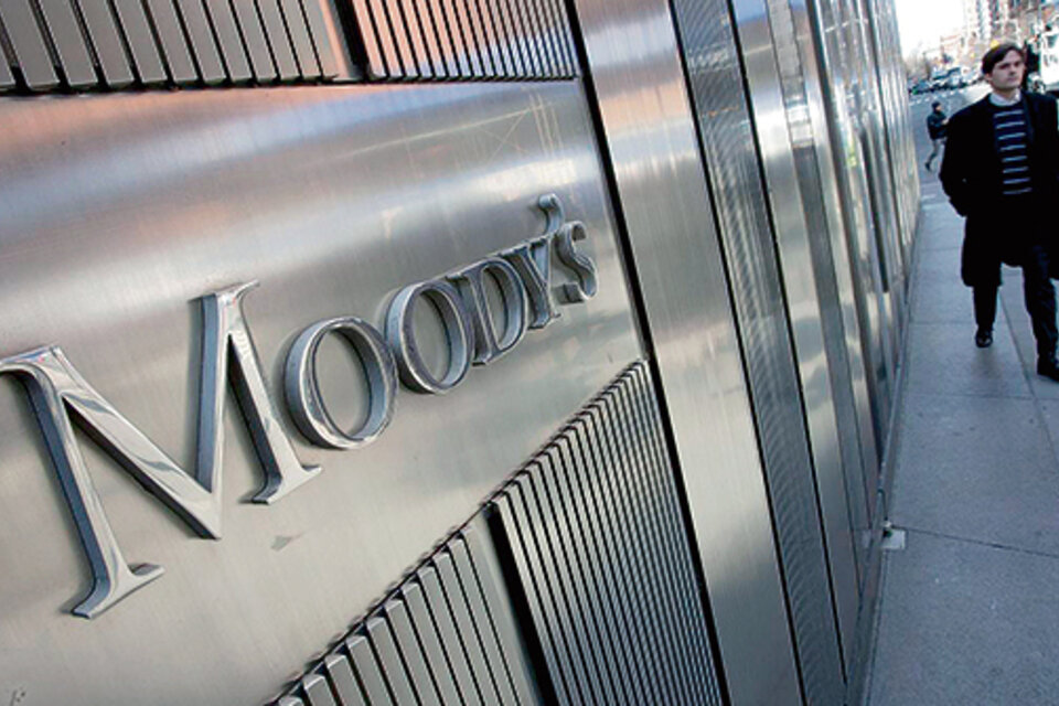 La agencia Moody’s ha venido criticando la decisión de subir la tasa de interés.