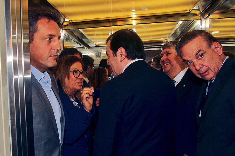 Sergio Massa, Graciela Camaño, el gobernador Zamora y Miguel Pichetto en el ascensor del CFI.