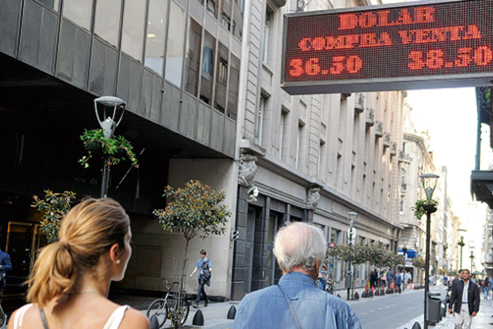 En las pizarras de la city el dólar bajó temprano a 38,50 pesos y luego el precio siguió descendiendo.