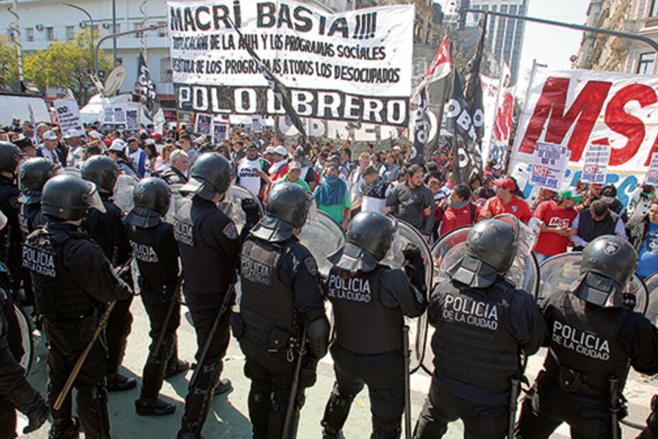 Los movimientos marcharon controlados de cerca por un fuerte operativo policial. (Fuente: Bernardino Avila)