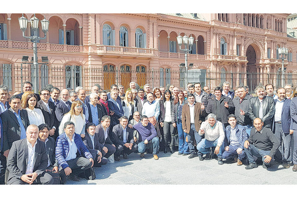 Más de un centenar de intendentes pertenecientes a la FAM se movilizaron hasta la Casa Rosada. (Fuente: NA)