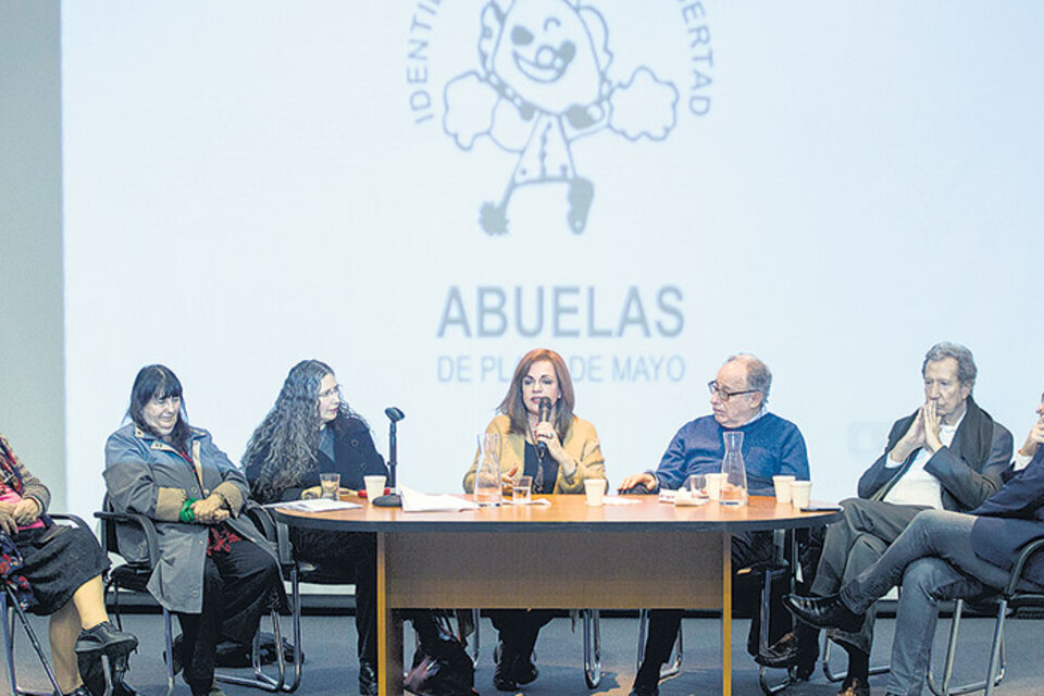 Carlotto, Walsh, Rodríguez, Garré, Wainfeld, Despouy y Fernández participaron del debate. (Fuente: Kala Moreno Parra)