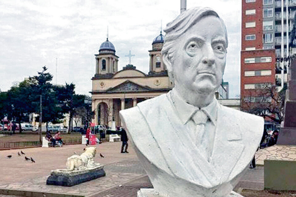 El busto que homenajea al ex presidente Néstor Kirchner fue destruido el 3 de septiembre pasado.