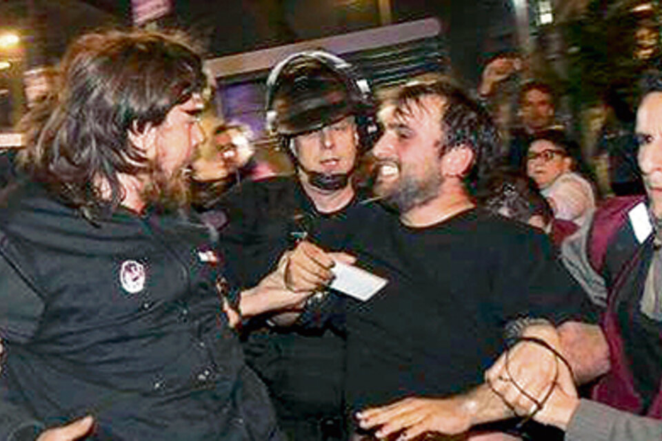 Pablo Mourenza y Ezequiel Medone en el momento en que fueron detenidos.
