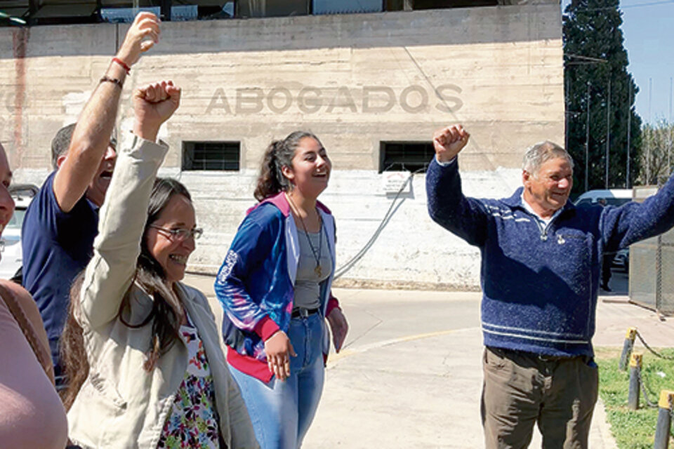 Páez festejó junto a su familia el fallo por el que se le reconoce el derecho a la tierra que trabaja.