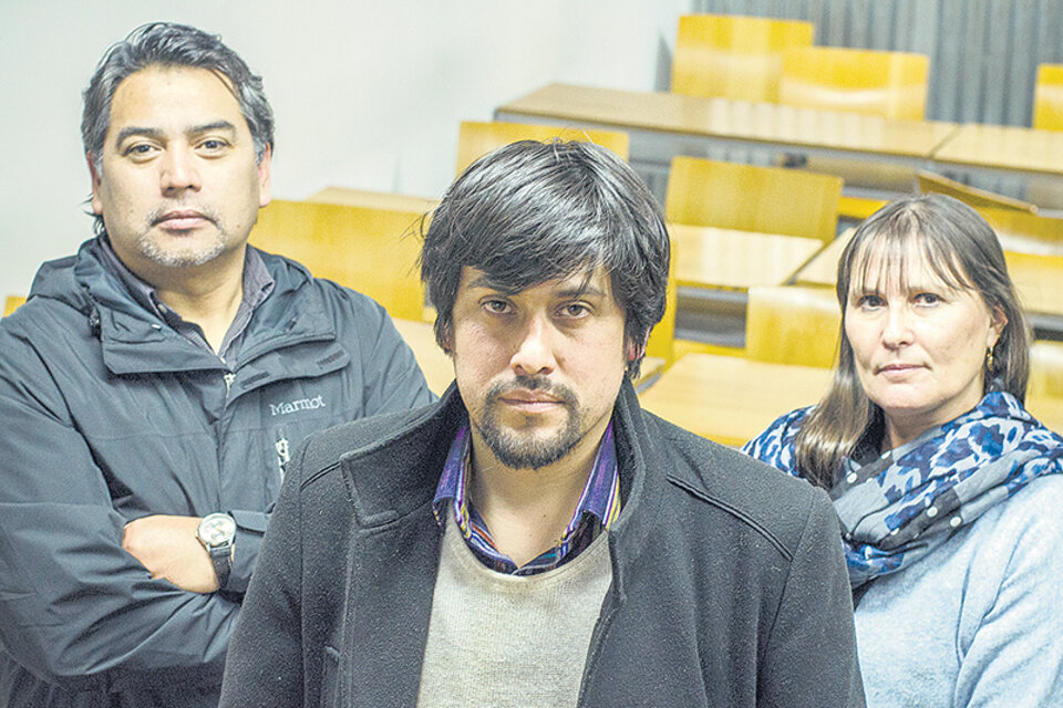 Pedro Cayuqueo y Fernando Pairican, junto a Sonia Ivanoff, abogada de Jones Huala. (Fuente: Adrián Pérez)