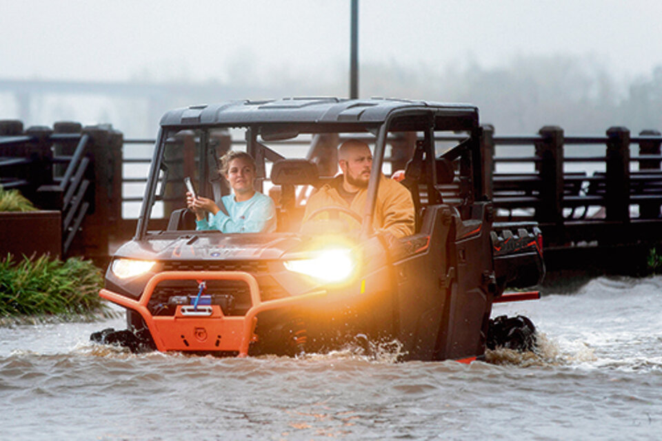 Vastas zonas inundadas y gente que debió ser rescatada tras quedar atrapada por el agua.