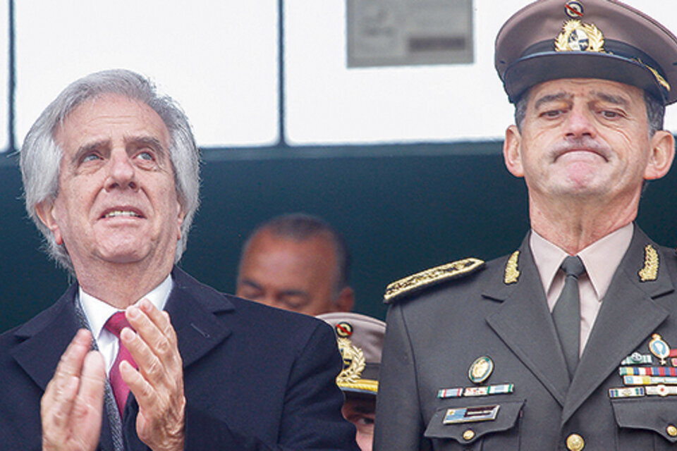 El presidente uruguayo Tabaré Vázquez junto al jefe del Ejército, Guido Manini Ríos.