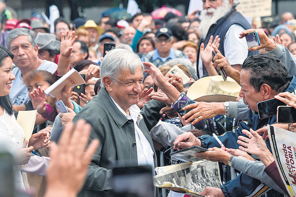 Simpatizantes rodean a López Obrador en la plaza histórica de las Tres Culturas.