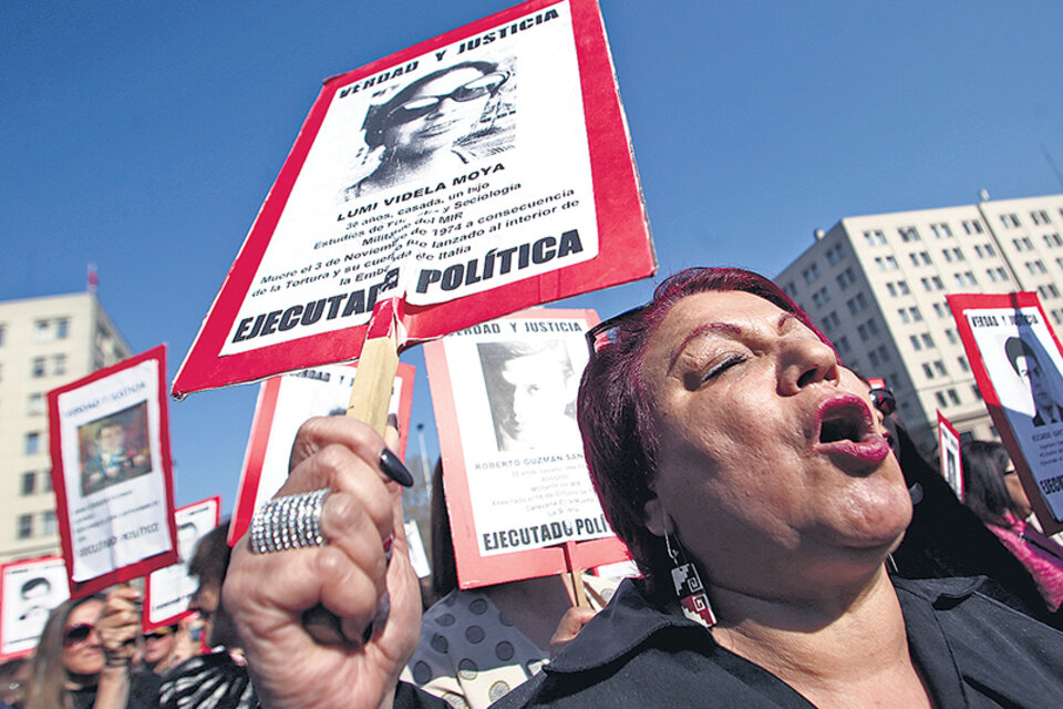 La marcha de ayer tuvo el lema: “A 45 años del golpe seguimos luchando por verdad y justicia”. (Fuente: AFP)