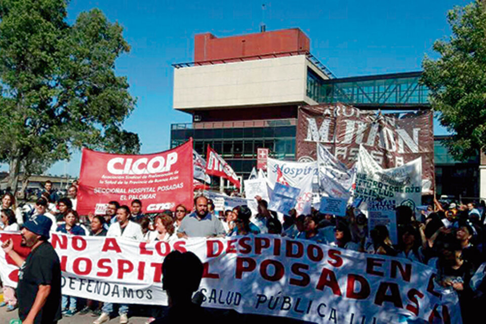 Protesta de los trabajadores de salud por los despidos en el Hospital Posadas.
