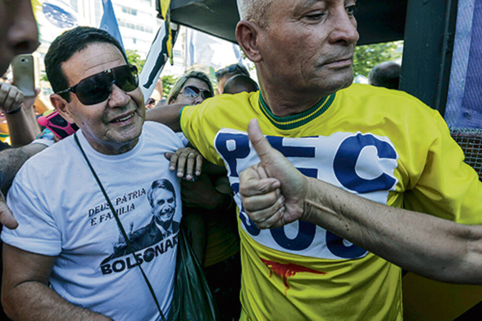 El candidato a vicepresidente Hamilton Mourao (izq.) participa de un acto de campaña en Río.