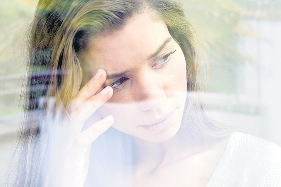 La migraña, una enfermedad discapacitante, es tres veces más común en mujeres que en hombres.