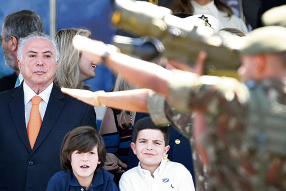 Visiblemente incómodo por los abucheos, Temer observa el desfile militar en Brasilia. (Fuente: AFP)