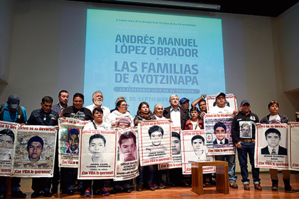 López Obrador se reunió con los familiares de los normalistas desaparecidos hace cuatro años. (Fuente: AFP)