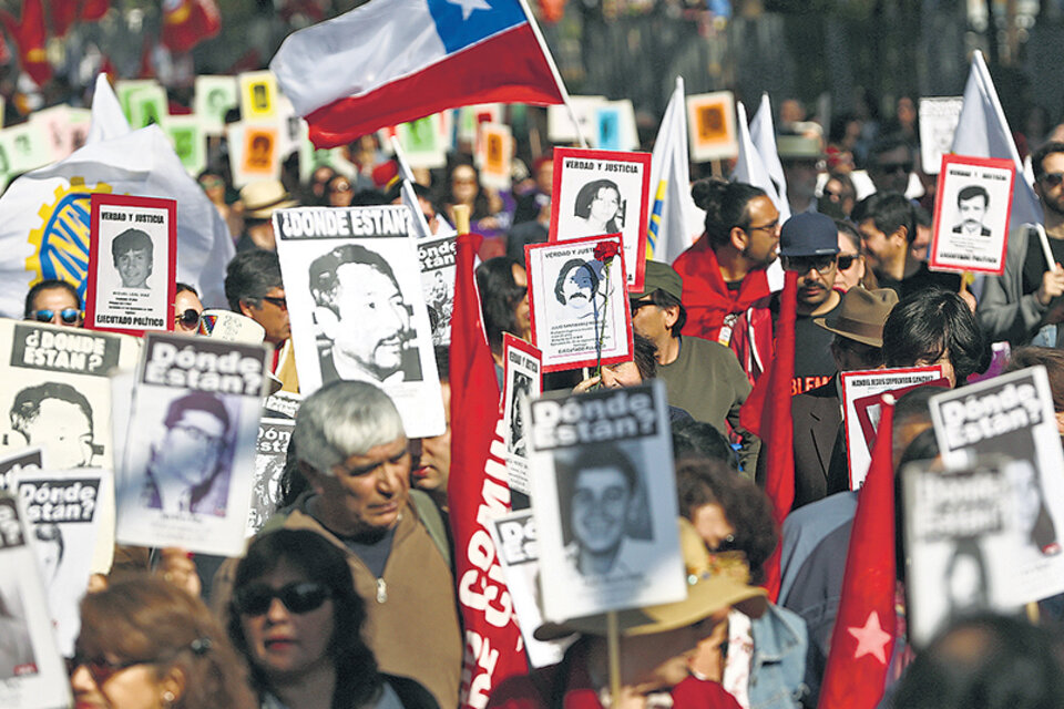 Familiares de víctimas de la dictadura de Pinochet continúan buscando a sus desaparecidos y niños robados. (Fuente: AFP)