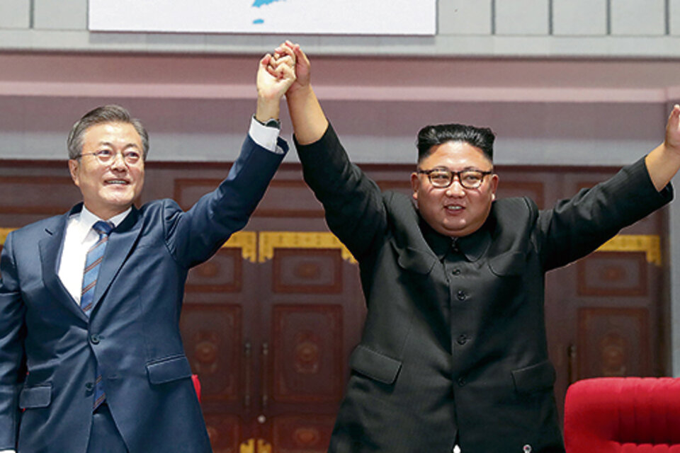 Moon y Kim se mostraron conformes con los acuerdos alcanzados durante su cumbre en Pyongyang. (Fuente: AFP)