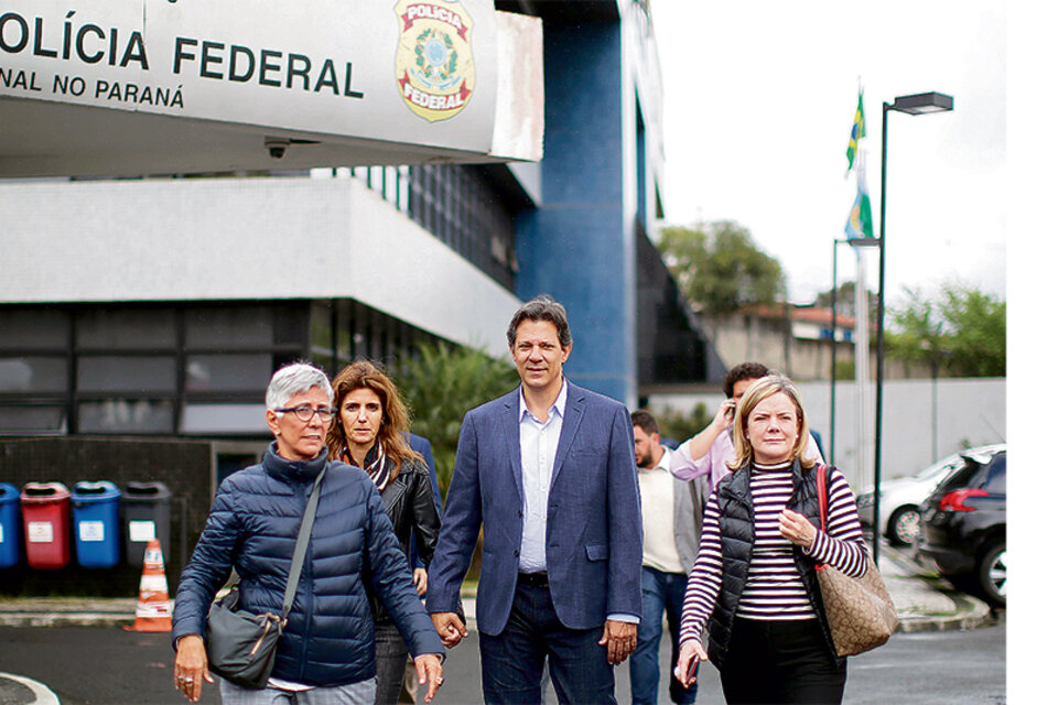 Gleisi Hoffmann (der.) y Fernando Haddad visitaron a Lula el lunes en Curitiba.