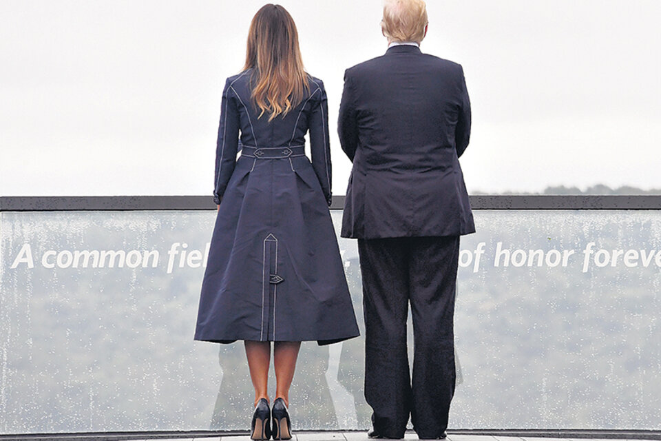 Melania y Trump visitaron en Pensilvania el recién inaugurado monumento la Torre de las Voces. (Fuente: AFP)