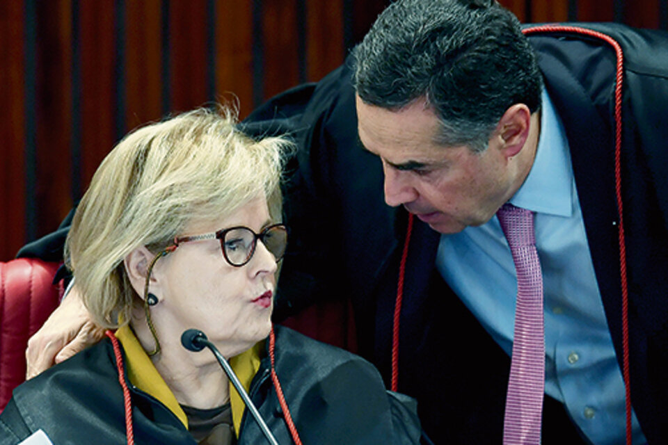 Rosa Weber, presidenta del tribunal electoral, habla con Roberto Barroso, relator del caso Lula.