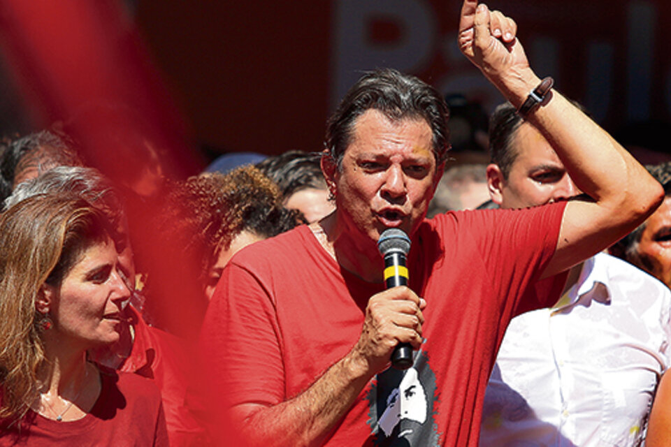 Haddad en campaña en Recife, Pernambuco. Crece en las encuestas pero todavía muchos no lo conocen.