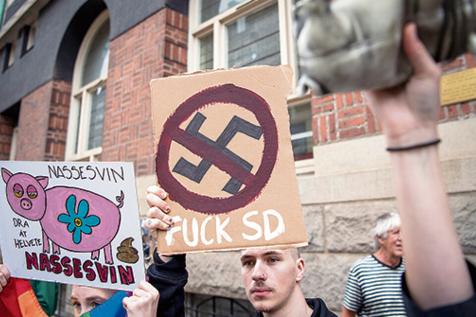 Activistas protestaron contra los Demócratas Sueco durante un acto de campaña en Norrkoping, Suecia. (Fuente: AFP)