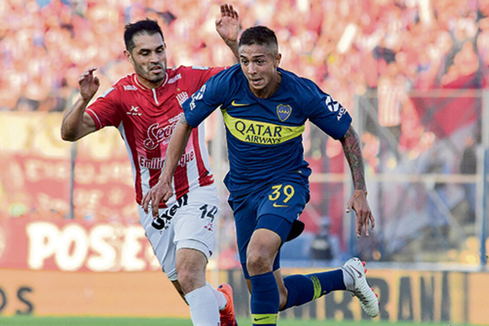 Almendra, que jugó en lugar del colombiano Barrios, escapa a la marca de Giménez en la tarde formoseña.