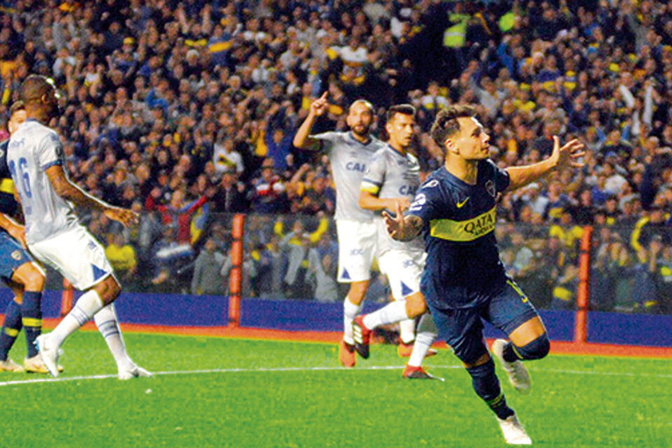 Zárate ya definió el gol que sirvió para abrir la cuenta y festeja de cara a la tribuna. (Fuente: Alejandro Leiva)