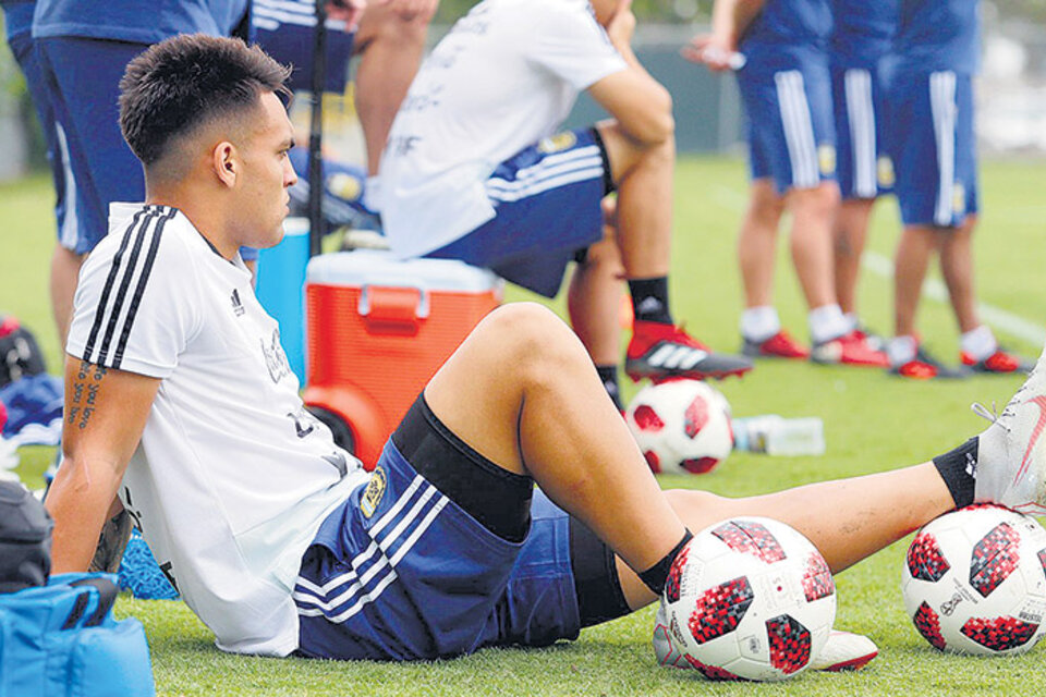 Lautaro Martínez observa el entrenamiento de sus compañeros de la Selección Argentina.