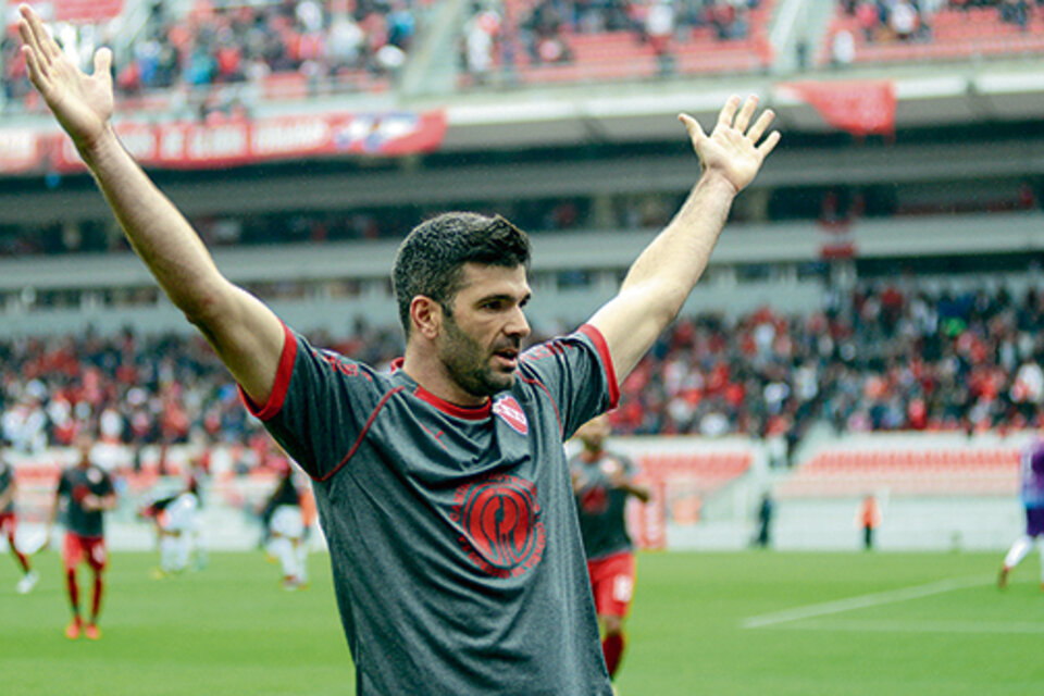 Gigliotti, goleador de Independiente, festeja frente a los santafesinos. (Fuente: NA)