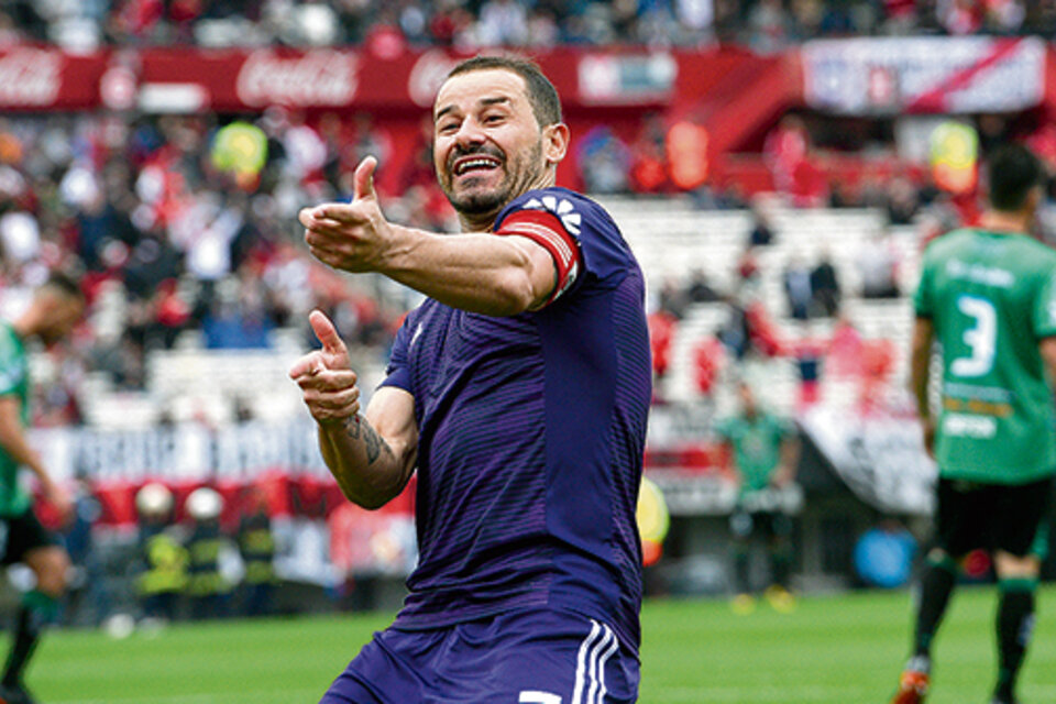 Mora festeja el primero de sus dos goles en el Monumental. (Fuente: NA)