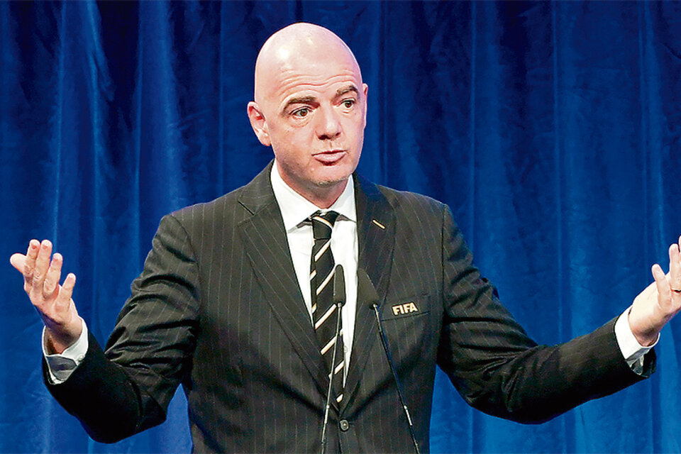 El presidente de la FIFA, Infantino, encargado del anuncio.