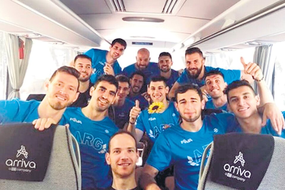 Los jugadores argentinos viajando al entrenamiento. (Fuente: Prensa feva)