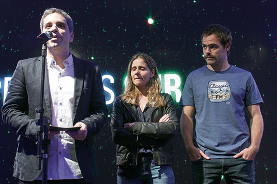 Peter Lanzani junto a los productores Matías Mosteirín y Leticia Cristi, en la ceremonia de anuncio. (Fuente: Bernardino Avila)