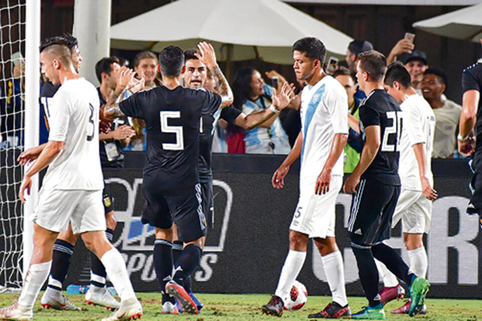 Gonzalo “Pity” Martínez festeja su gol de penal, el que abrió el camino al triunfo de Argentina. (Fuente: AFP)