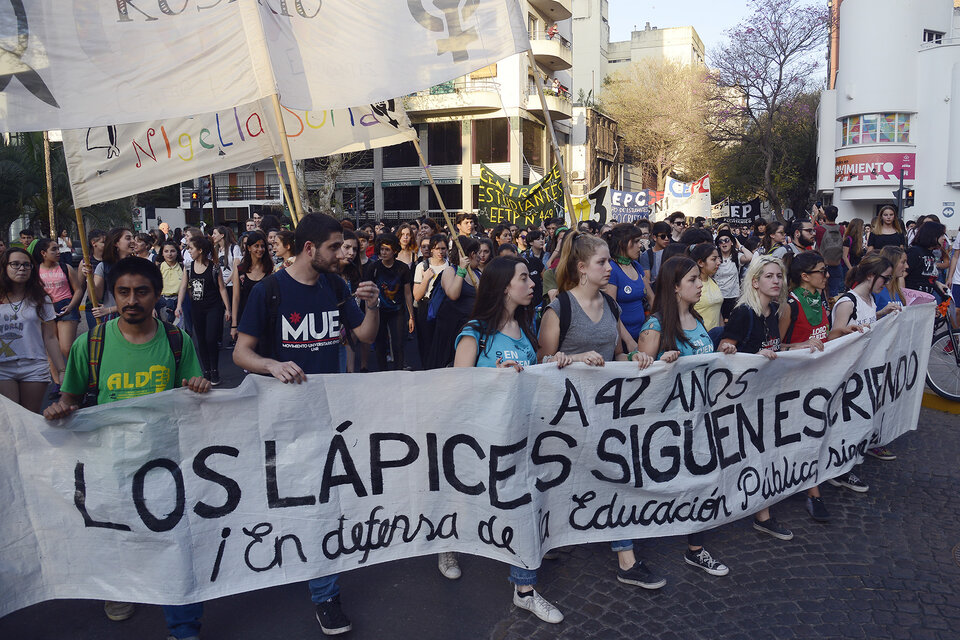 Una numerosa marea de jóvenes marchó con carteles de centros de estudiantes. (Fuente: Andres Macera)