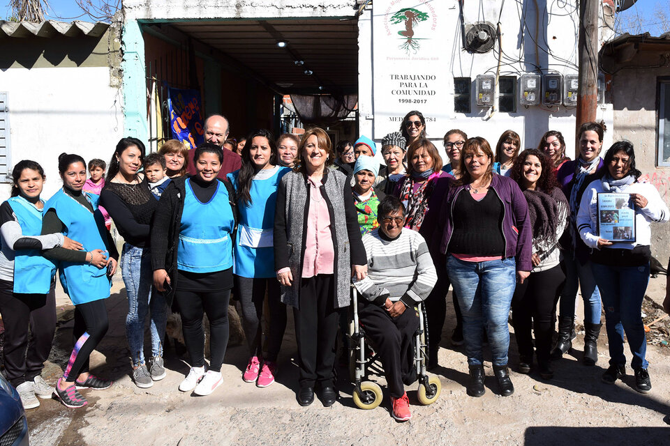 Fein visitó ayer un centro comunitario en barrio Cerámica.