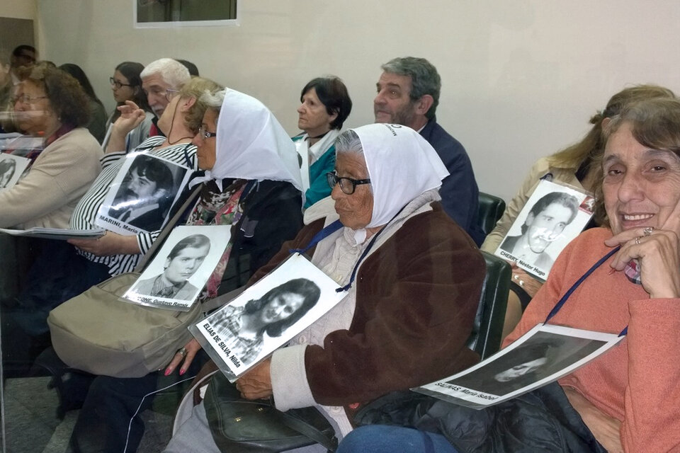 Familiares y organizaciones de derechos humanos estuvieron presentes en la primera audiencia del juicio. (Fuente: Gentileza Valeria Silva)