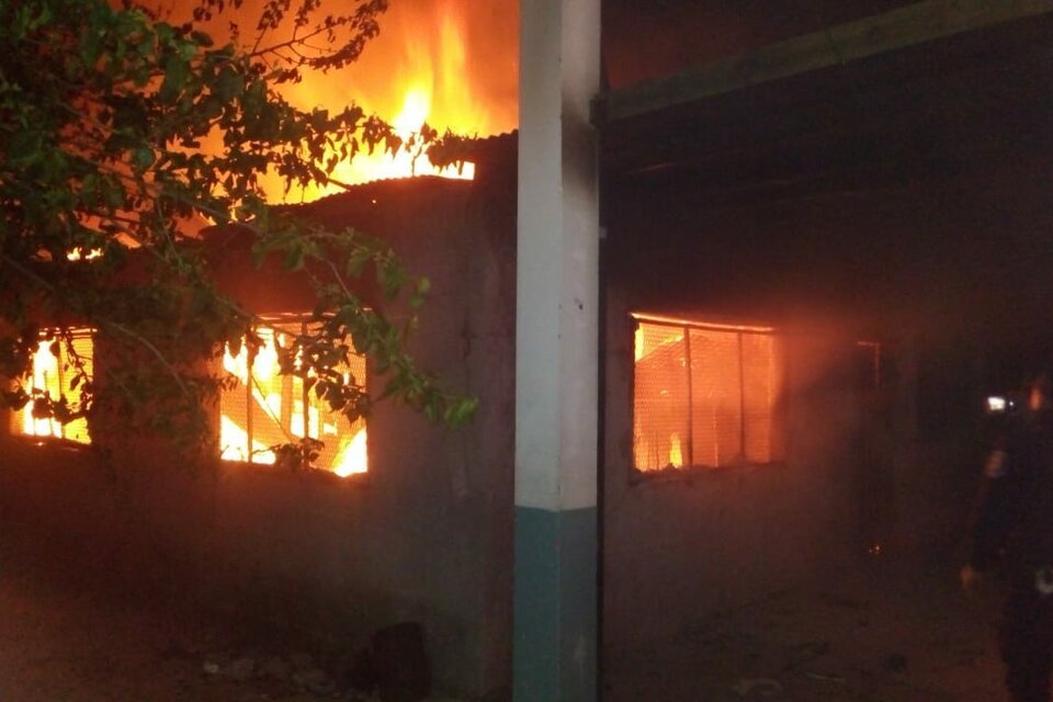 El incendio se produjo en un edificio donde funcionan dos escuelas.